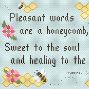 Może przedstawiać: Biały ceramiczny kubek z czarnym uchwytem i napisem "But First, Coffee" pogrubioną, czarną czcionką. Kubek jest wypełniony ciemnym płynem, prawdopodobnie kawą, i stoi na jasnej powierzchni.