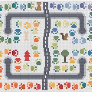 Pode incluir: Um padrão de ponto cruz colorido que representa um parque para cães com uma estrada que o atravessa pelo meio. O parque inclui um hidrante, um osso, uma árvore, um esquilo e pegadas de patas de várias cores.