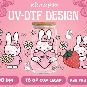 Peut inclure: Motif UV-DTF rose avec des lapins de dessin animé, des marguerites, des étoiles et des nœuds. Le motif comprend un bocal avec un couvercle en bois et un cœur avec le mot "miffy". Le texte "16 OZ CUP WRAP" et "PNG FILE ONLY" sont également inclus.