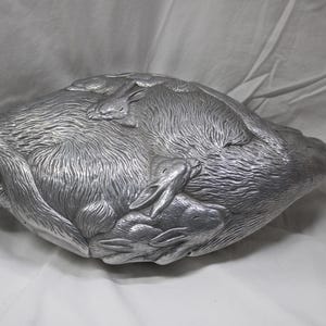 Raro piatto coperto a forma di coniglio di Arthur Court del 1988 / servizio da tavola a forma di lepre in alluminio scultoreo / centrotavola vintage con motivo animale