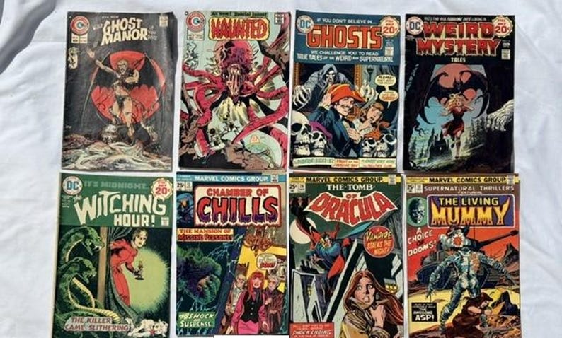 K&ouml;nnte beinhalten: Eine Sammlung von Horror-Comics im Vintage-Stil, darunter Titel wie "Ghost Manor", "Haunted" und "The Tomb of Dracula". Die Cover zeigen lebendige Illustrationen von Monstern und spannenden Szenen, mit fetter Schrift und klassischem Comic-Design.