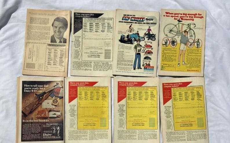 K&ouml;nnte beinhalten: Eine Sammlung von Vintage-Comics und Werbeanzeigen. Die Cover zeigen Illustrationen von Fahrr&auml;dern, Autos und einer Daisy B-B-Gun. Ein Cover tr&auml;gt den Text "How to tell your dad you're ready for Daisy B-B Gun".