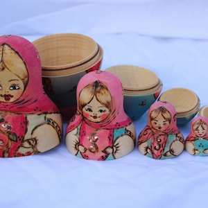 Vintage 1996 Russian Matryoshka Nesting Dolls – Hand-Painted Pink Floral Set of 5 – Signed by Artist – Traditional Wooden Dolls – Folk Art