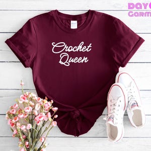 Gehaakt Queen-T-shirt | Gehaakt minnaar-T-shirt | Cadeau voor haaksters | T-shirt voor haakliefhebber | Gehaakt thema-T-shirt | Gehaakt T-shirt met slogan