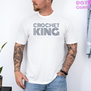 Gehaakt koningsshirt | Gehaakt minnaar-T-shirt | Cadeau voor haker | T-shirt voor haakliefhebber | Gehaakt thema-T-shirt | Gehaakt T-shirt met slogan