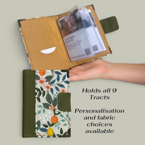 Peut inclure: Un livret à motifs avec une tranche et un fermoir verts, contenant des pochettes en plastique transparent. Le livret est ouvert, révélant une poche et d'autres pochettes. Le texte sur l'image indique : "Contient les 9 tracts. Personnalisation et choix de tissus disponibles."