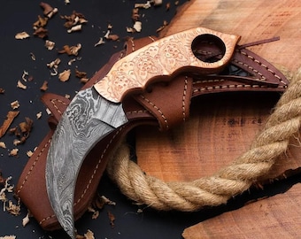 Coltello Karambit fatto a mano in acciaio di Damasco: manico in rame inciso, fodero in pelle