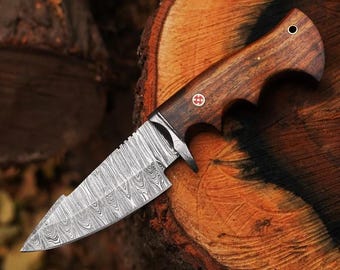 Cuchillo Bowie de Damasco hecho a mano: cuchillo de caza con mango de palisandro y funda de cuero.