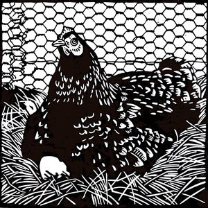 Puede incluir: Grabado en linóleo en blanco y negro de una gallina en un gallinero. La gallina está sentada en un nido de heno con un huevo. El fondo presenta una valla de malla de alambre. La obra es una ilustración detallada de la vida rural.