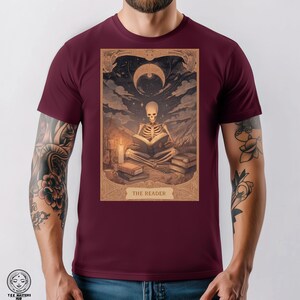 Camiseta de Tarot "El Lector Esqueleto", estilo retro vintage, unisex, ideal para amantes de los libros y del tarot.