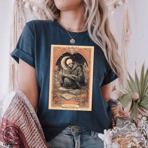 Camiseta de la Carta del Tarot del Lector, Camiseta de la Carta del Tarot del Esqueleto, Estilo Retro Vintage, Camiseta Unisex, Camiseta para Amantes de los Libros, Regalo para Amantes del Tarot