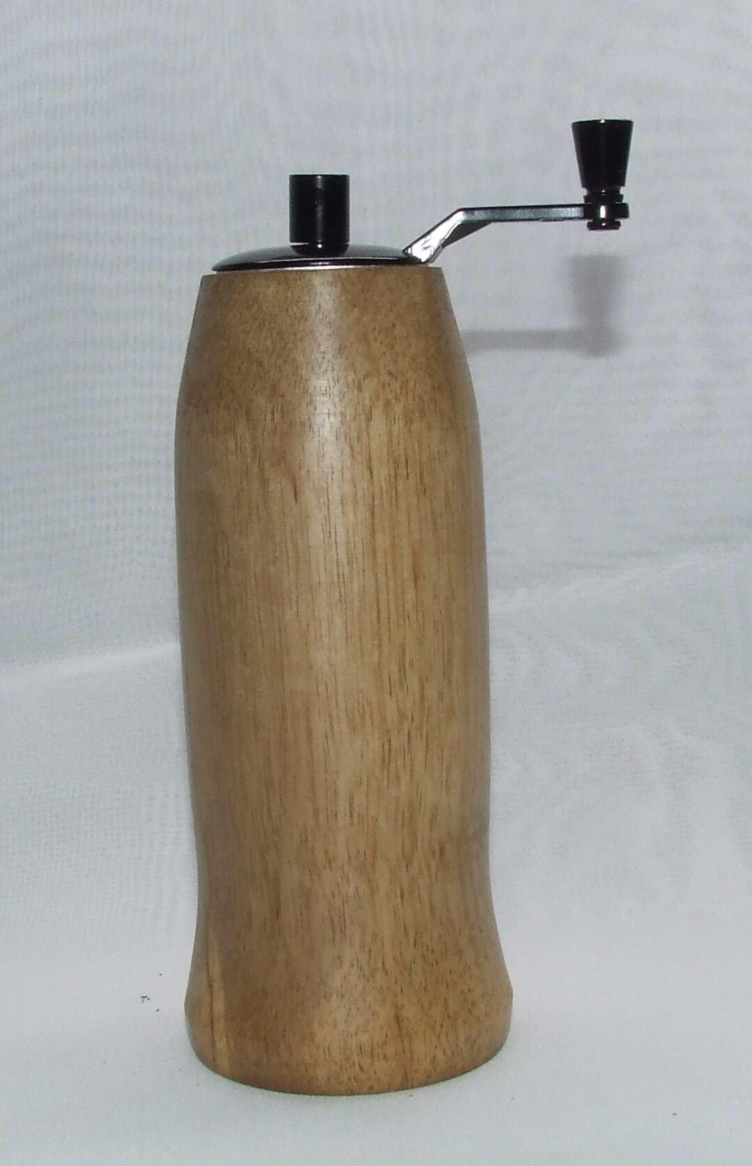 344453, Un moulin à poivre de table de taille moyenne, 7 pouces de ...