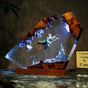 Fliegende Zauberer Harz Lampe, handgemachtes Fantasy Licht mit Schloss & Eule, Weihnachtsgeschenk für Kind, Geschenk für ihn, einzigartiges Geschenk für Ha.rry Fans