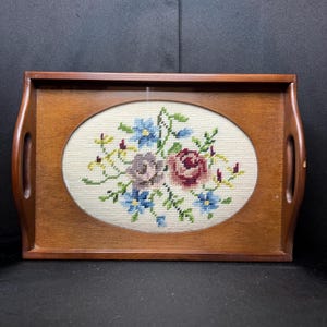 Vintage bloemen borduursel met glas bedekt inlegwerk decoratief hout 12,5 x 8,5 inch