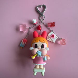 Pop MART Powerpuff Girls X Cry Baby - Brossage des dents en fleurs - Porte-clés fait main avec boîte, carte et breloques - Porte-clés figurine en vinyle