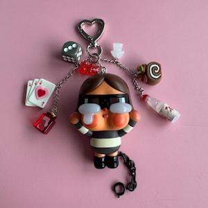 POP MART CRYBABY Crying Wieder - Der Räuber - Handgefertigter Schlüsselanhänger mit Box, Karte & Anhängern - Vinyl Figur Schlüsselanhänger