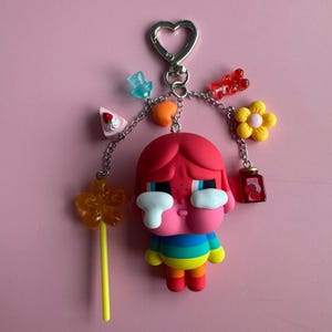 POP MART CRYBABY Crying Wieder - Love Is Love - Handgefertigter Schlüsselanhänger mit Box, Karte & Anhängern - Vinyl Figur Schlüsselanhänger