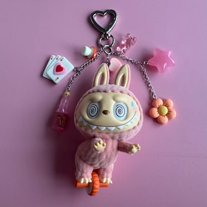 Echter POP MART Lazy Yoga Serie - Bauchroller - Handgefertigter Schlüsselanhänger mit Box, Karte & Anhängern - Die Monster (Labubu) Vinyl Figur