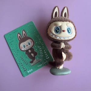 Originale POP MART Lazy Yoga Series - SEGRETO - Portachiavi personalizzato fatto a mano con scatola, biglietto e ciondoli - Figura in vinile The Monsters (Labubu)