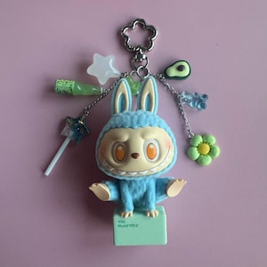 Genuine POP MART Lazy Yoga Serie - Show Off - Handgefertigter Schlüsselanhänger mit Box, Karte & Anhänger - Die Monster (Labubu) Vinyl Figur