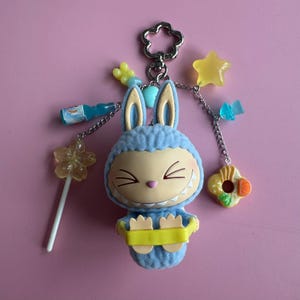 Originale POP MART Lazy Yoga Series - Stretch Out - Portachiavi fatto a mano con scatola, biglietto e ciondoli - Figura in vinile The Monsters (Labubu)