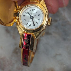 Vintage Samba Gold Tone Peek a boo Uhr Hellrote Emaille Blumen Akzente Bild 2