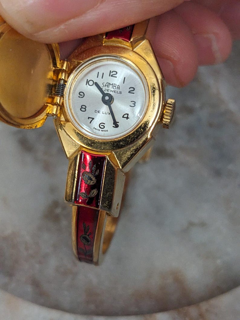 Vintage Samba Gold Tone Peek a boo Uhr Hellrote Emaille Blumen Akzente Bild 2