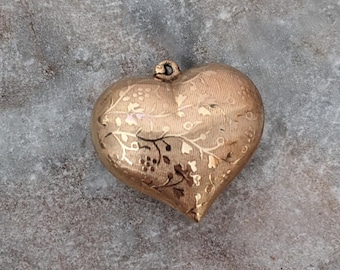 Vintage Unmarked 14k Yellow Gold Heart with Floral Stamp Print Pendant