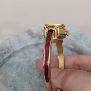 Vintage Samba Gold Tone Peek a boo Uhr Hellrote Emaille Blumen Akzente Bild 3