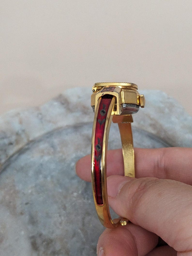 Vintage Samba Gold Tone Peek a boo Uhr Hellrote Emaille Blumen Akzente Bild 3