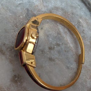 Vintage Samba Gold Tone Peek a boo Uhr Hellrote Emaille Blumen Akzente Bild 7