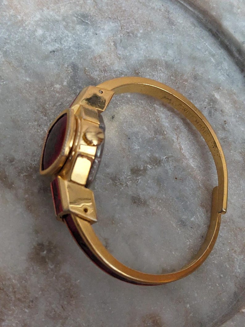 Vintage Samba Gold Tone Peek a boo Uhr Hellrote Emaille Blumen Akzente Bild 7