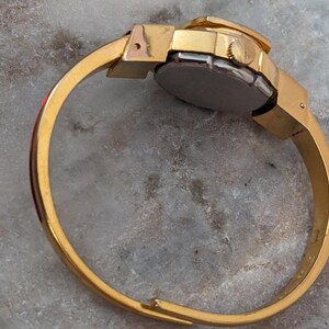 Vintage Samba Gold Tone Peek a boo Uhr Hellrote Emaille Blumen Akzente Bild 6