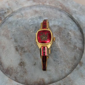 Vintage Samba Gold Tone Peek a boo Uhr Hellrote Emaille Blumen Akzente Bild 1
