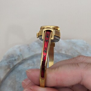Vintage Samba Gold Tone Peek a boo Uhr Hellrote Emaille Blumen Akzente Bild 4