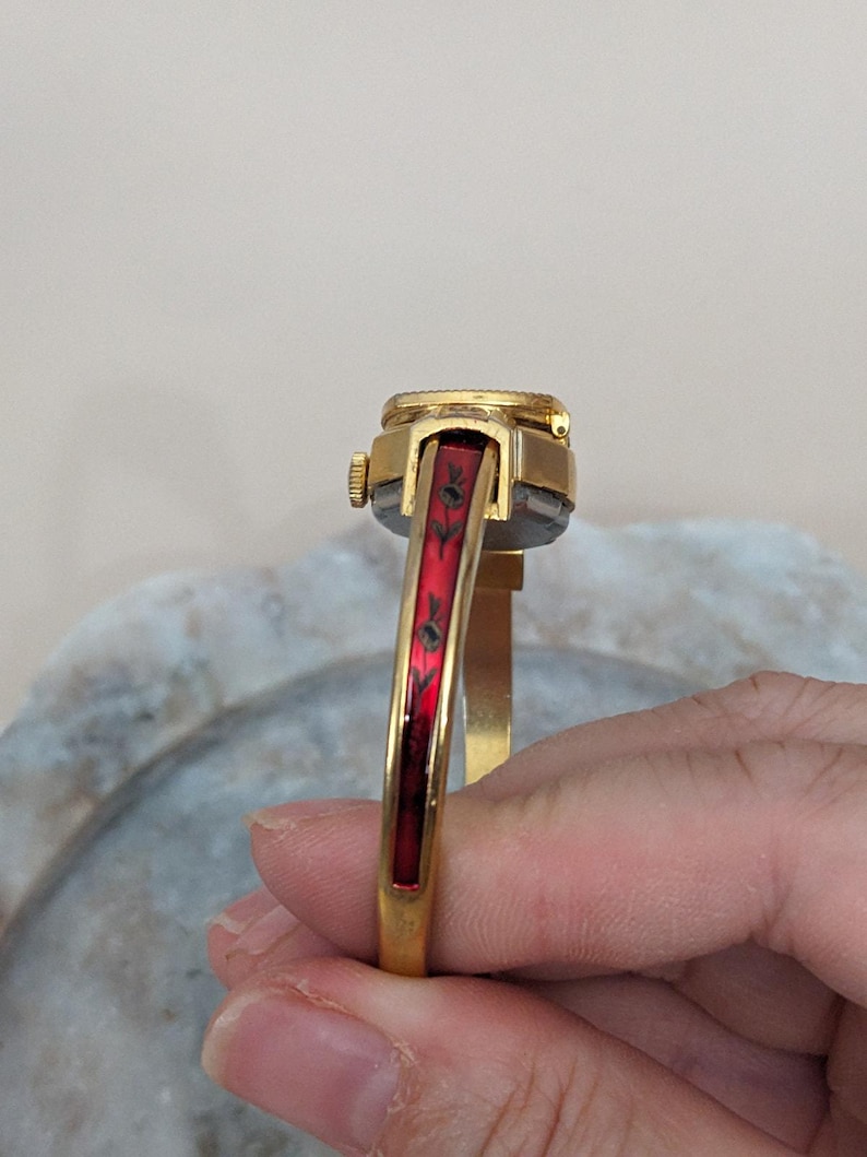 Vintage Samba Gold Tone Peek a boo Uhr Hellrote Emaille Blumen Akzente Bild 4