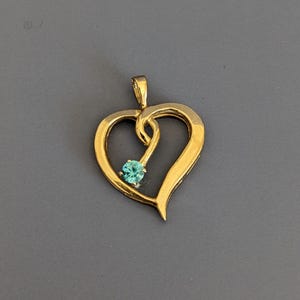 Vintage Estate 14k Yellow Gold Unmarked Heart Pendant with Blue Stone
