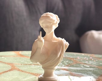 Decoración para casa de muñecas a escala 1:12 - Venus desafiante