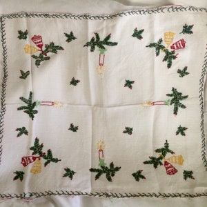 Vacances vintage, couverture de table en lin brodé de Noël, branches de pin, cloches et bougies