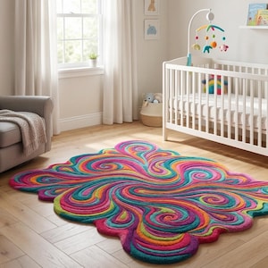 Peut inclure: Un tapis abstrait color&eacute; dans une chambre d'enfant. Le tapis pr&eacute;sente un motif tourbillonnant avec des nuances de rose, de bleu, de jaune et de vert. Un lit b&eacute;b&eacute; blanc, un fauteuil gris et une table &agrave; langer sont &eacute;galement pr&eacute;sents.