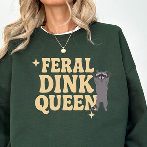 Feral Dink Mom ピックルボールシャツ、おもしろTシャツ、彼女へのギフト、コーチ、スポーツTシャツ、トレンディなママシャツ、プレイヤーギフト、ピースラブピックルボール