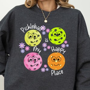 ピックルボール「My Happy Place」シャツ、おもしろTシャツ、彼女へのプレゼント、ピックルボールコーチ、スポーツTシャツ、トレンディなママシャツ、プレイヤーギフト、ママスウェットシャツ