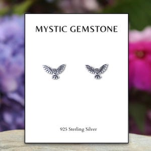 Könnte beinhalten: Ein Paar Ohrstecker aus Sterlingsilber in Form einer Eule auf einer weißen Karte mit dem Text "MYSTIC GEMSTONE" und "925 Sterling Silver".