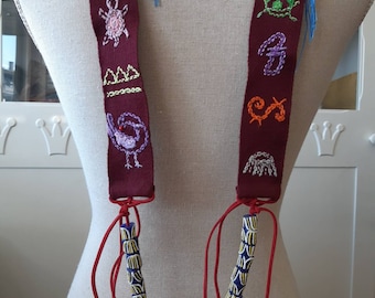 Collier avec symboles africains,collier long