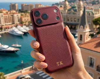 Funda de cuero personalizada color burdeos para iPhone 11 12 13 14 15 16 17 Pro Max con iniciales doradas grabadas. Funda de cuero vegano para teléfono, ideal como regalo.
