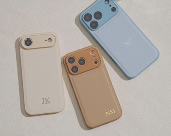 Funda de cuero personalizada para iPhone 17 16 15 14 13 12 11 XR con iniciales doradas y monograma grabado. Funda de lujo de cuero vegano. Idea de regalo.