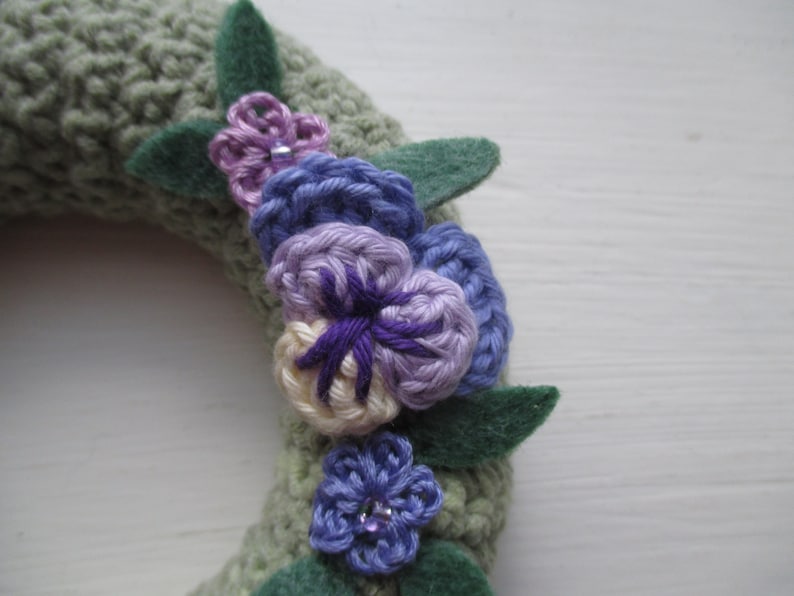 Crocheted pansyviola wreath