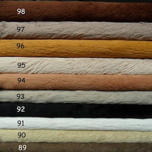 Può includere: Un cartello in legno rustico con la scritta "Welcome to our home" in lettere bianche. Il cartello presenta una finitura invecchiata e un design semplice e invitante, ideale per l'arredamento dell'ingresso.