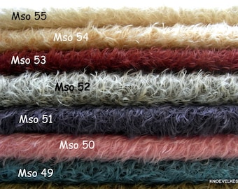 Könnte beinhalten: Ein Stapel von sieben Stoffproben in verschiedenen Farben, darunter Beige, Rot, Weiß, Grau, Lila, Rosa und Grün. Die Proben sind mit den Nummern 55, 54, 53, 52, 51, 50 und 49 beschriftet.