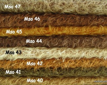 Könnte beinhalten: Nahaufnahme von acht Stoffproben in verschiedenen Brauntönen, Beige und Gelb. Die Proben sind mit den Nummern 40 bis 47 beschriftet.